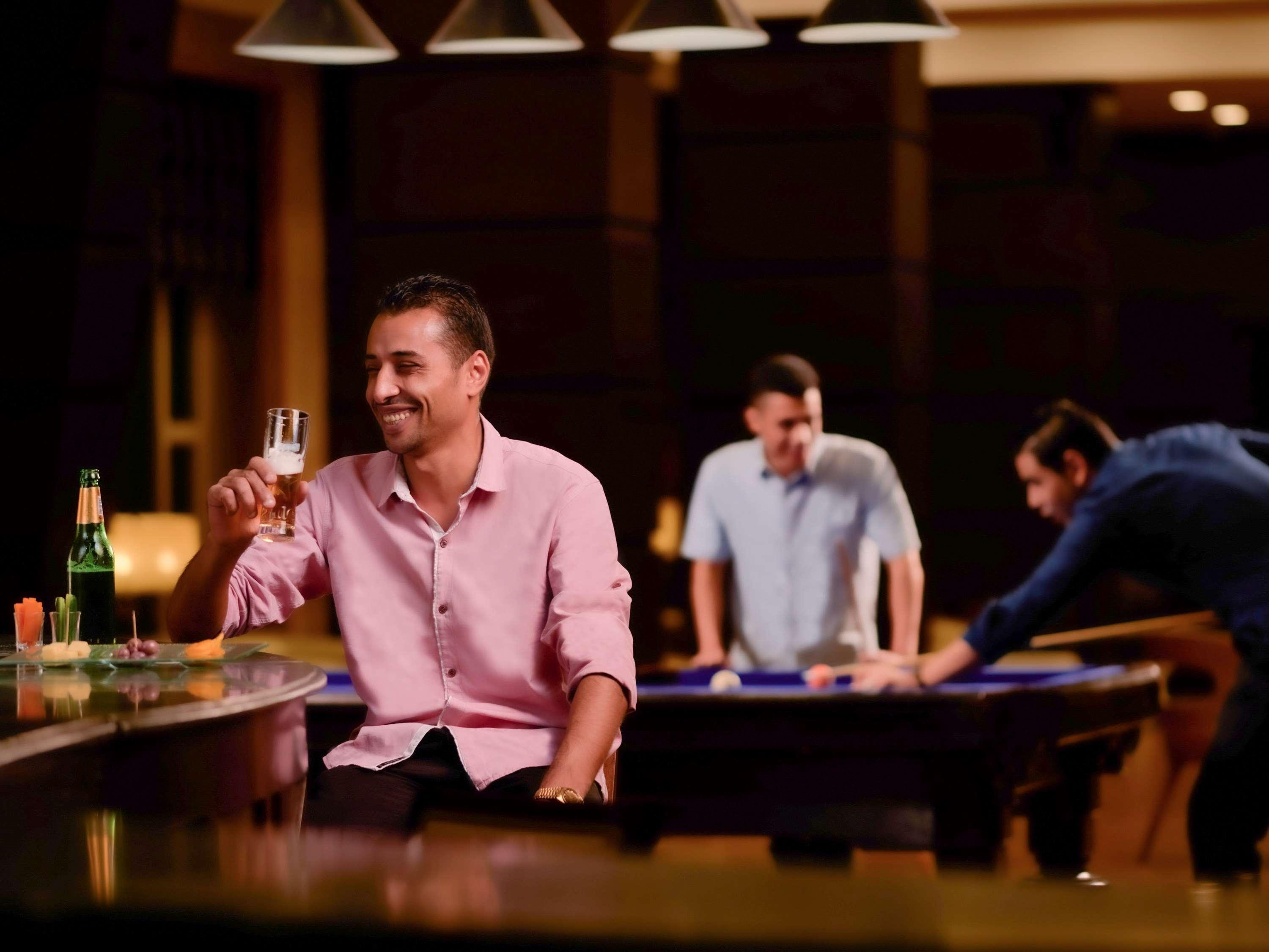 Moevenpick Hotel Cairo - Media City Giza Exterior photo A man drinking beer