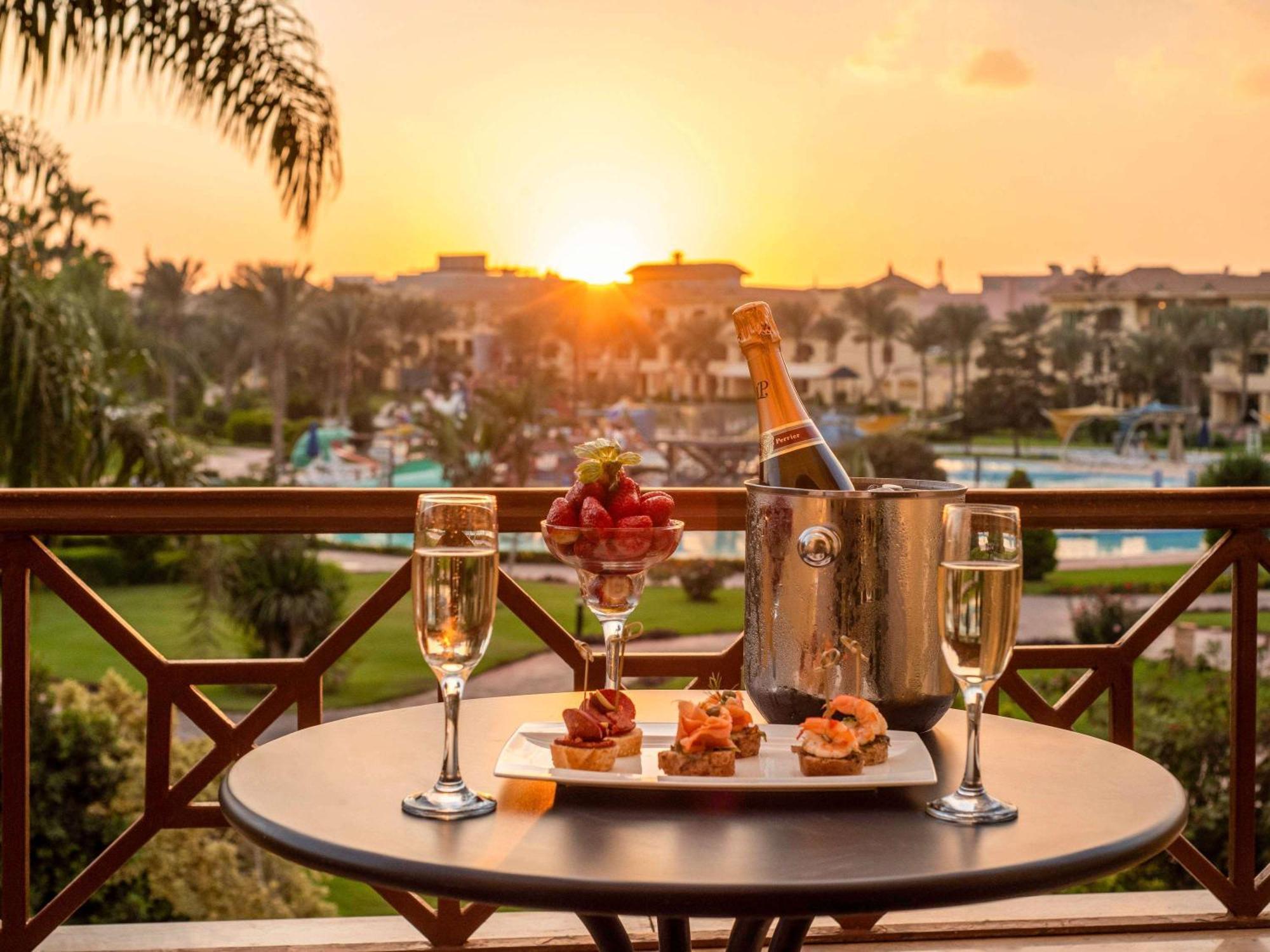 Moevenpick Hotel Cairo - Media City Giza Exterior photo Sunset at the resort