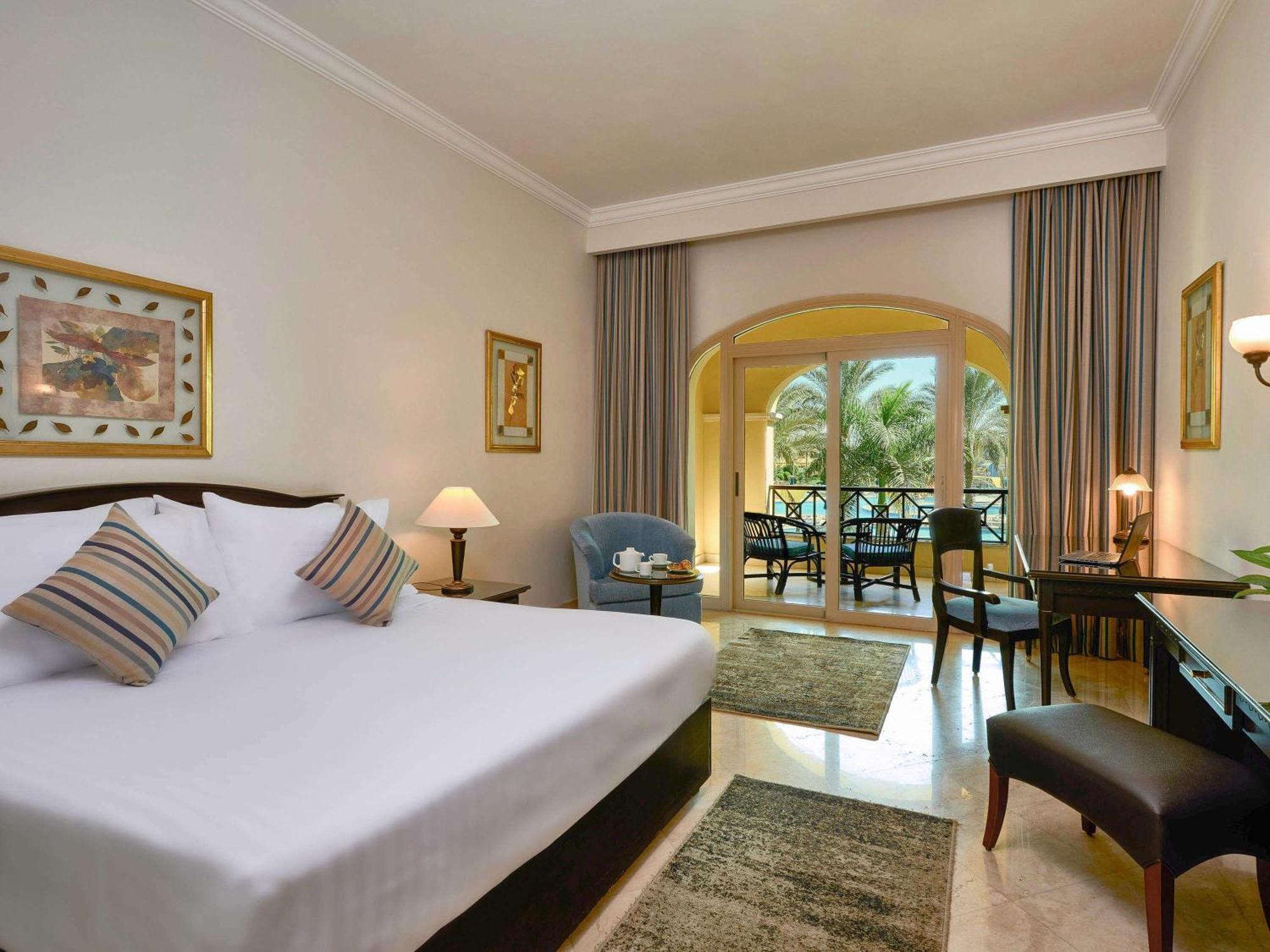 Moevenpick Hotel Cairo - Media City Giza Exterior photo A room at the hotel